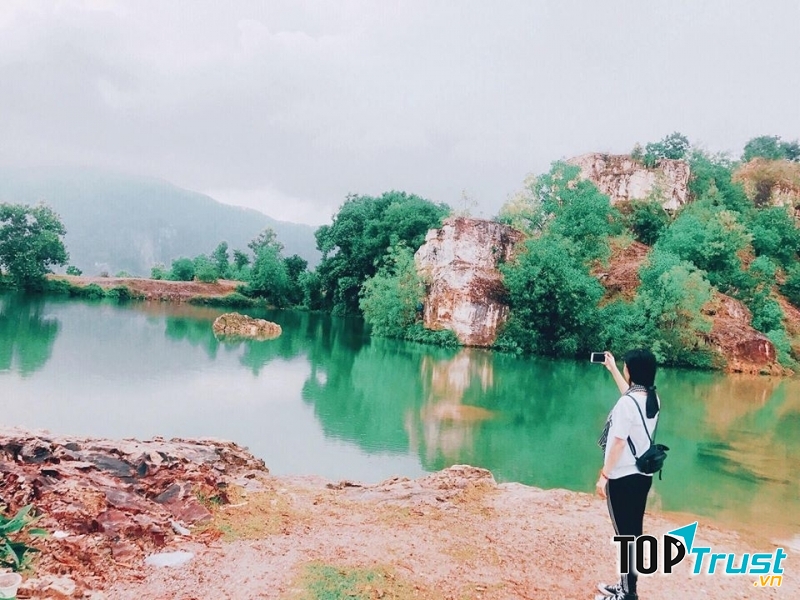 Một bạn trẻ đang tạo dáng bên hồ