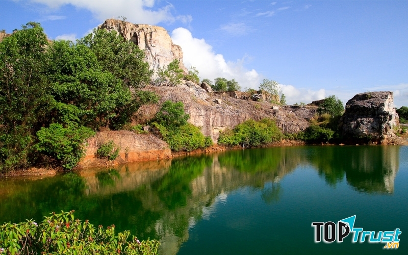 Hồ Tà Pạ với những tảng đá bao quanh làn nước trong xanh quanh năm