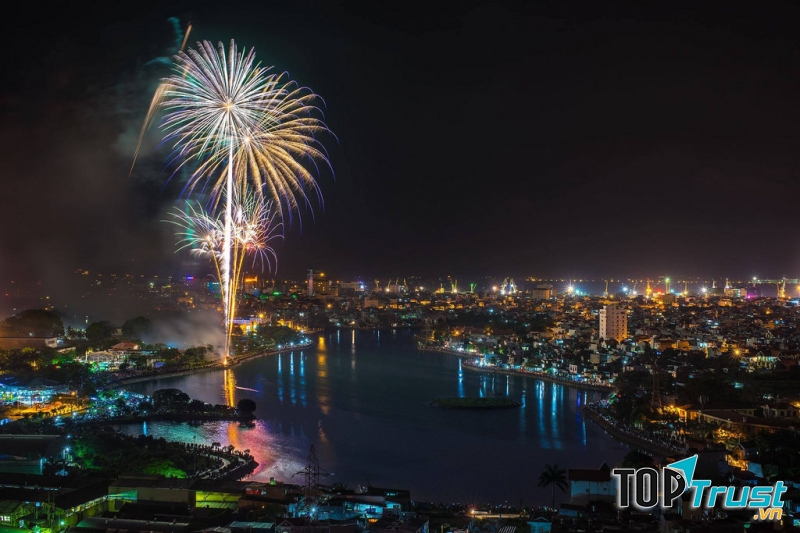 Rực rỡ pháo hoa Hồ Tam Bạc