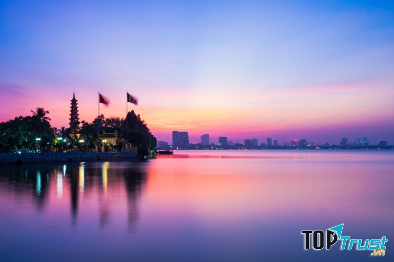 Hồ Tây về đêm có vẻ đẹp huyền bí