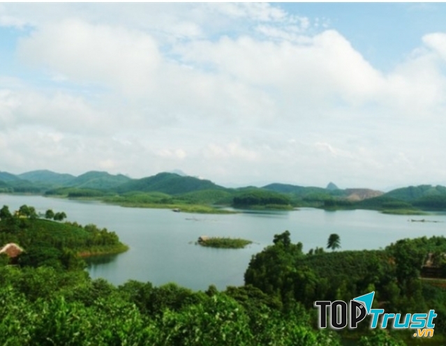 Toàn cảnh hồ Thác Bà