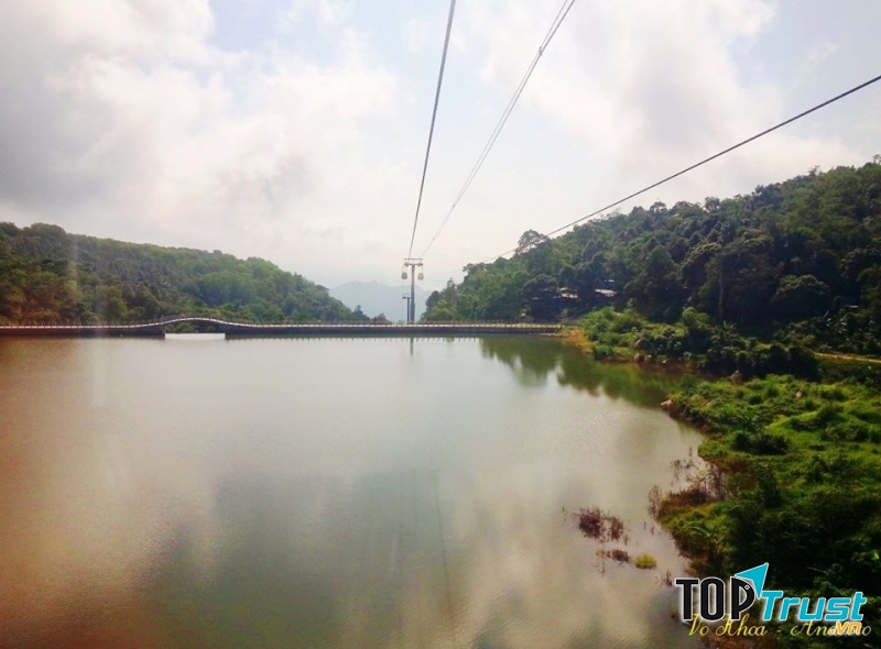 Hồ Thanh Long trên núi Thiên Cấm hùng vĩ
