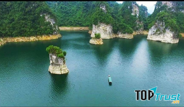 Lòng hồ thủy điện Na Hang