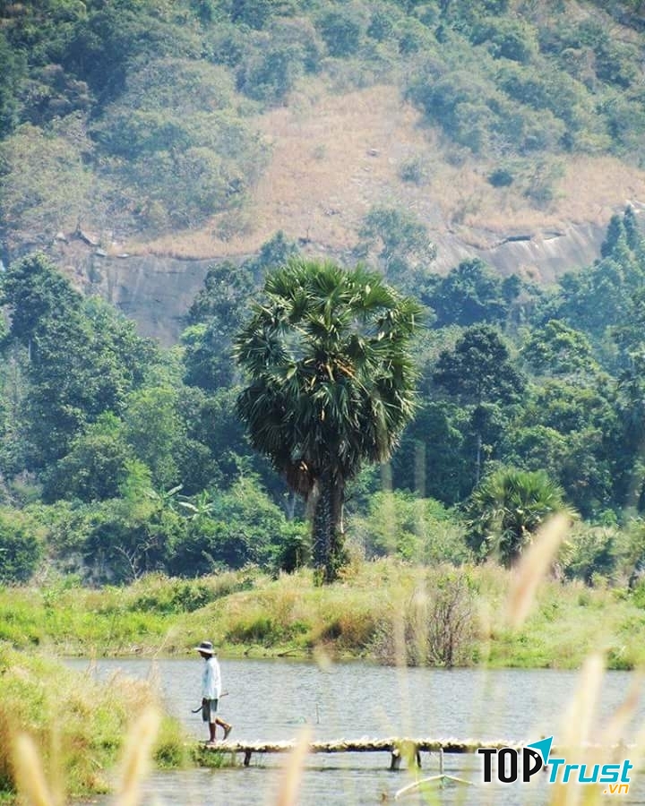 Cây cầu gỗ trên hồ Ô Thum