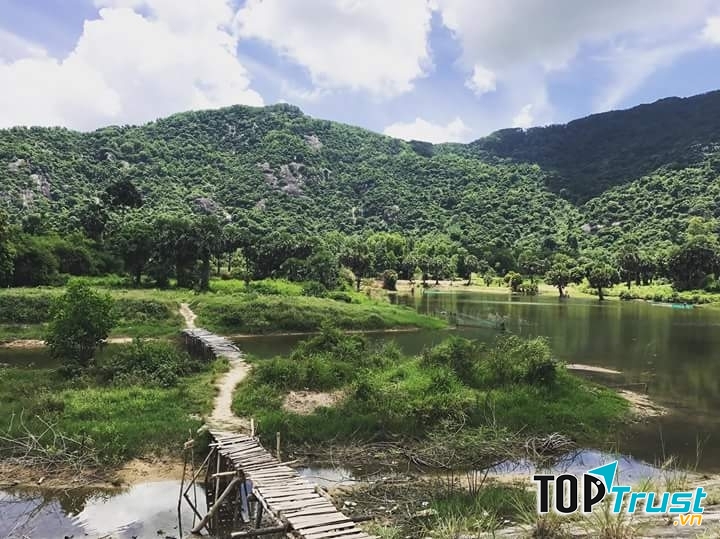 Toàn cảnh hồ Ô Thum