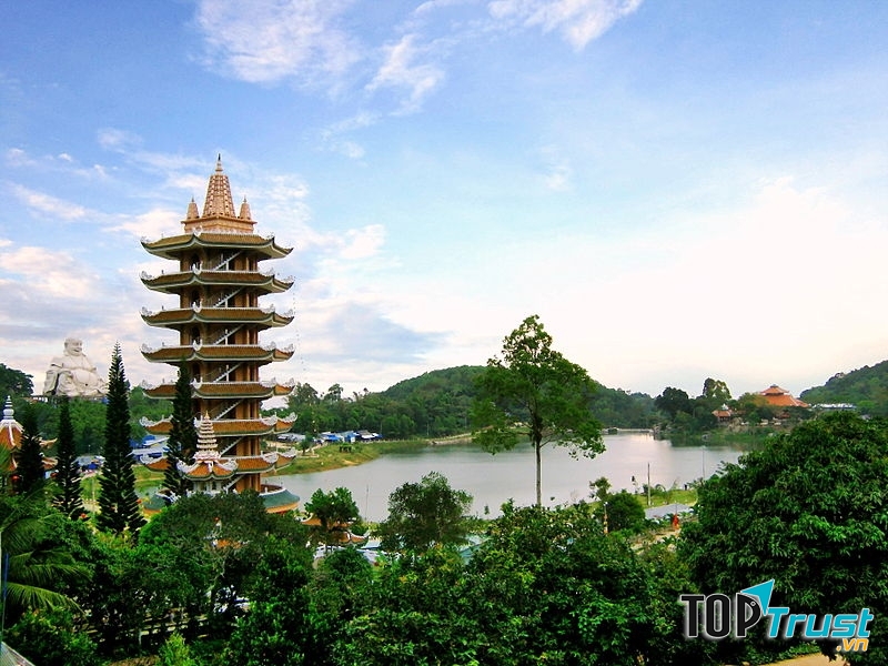 Hồ Thủy Liêm nhìn từ xa