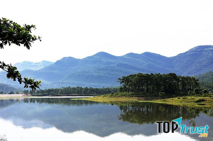 Hồ Khe Thờ in bóng núi