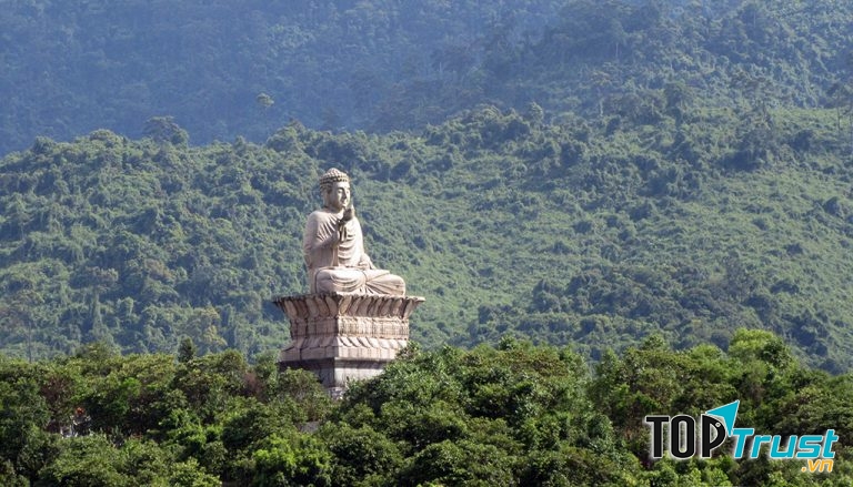 Tượng Phật chốn linh thiêng