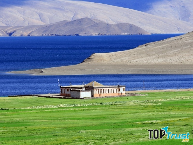 Hồ Tso Kar là hồ muối tự nhiên được bao quanh bởi dãy núi Himalayas hùng vĩ