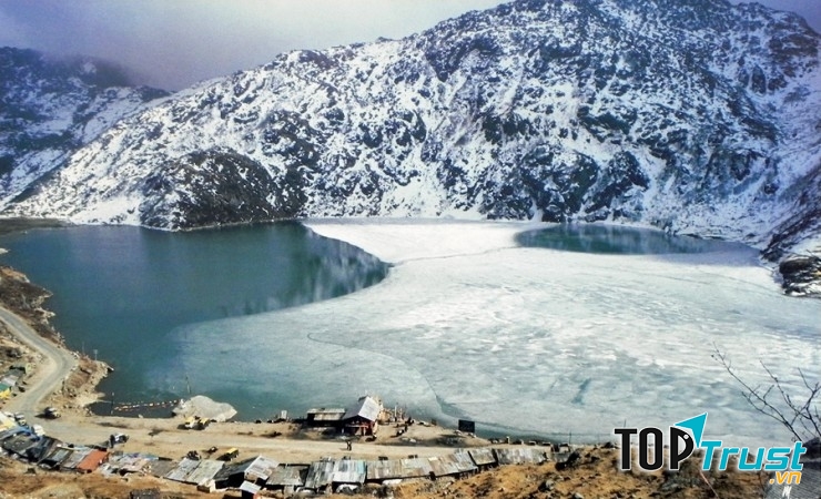 Hồ Tsomgo Lake có thể thay đổi màu sắc theo mùa