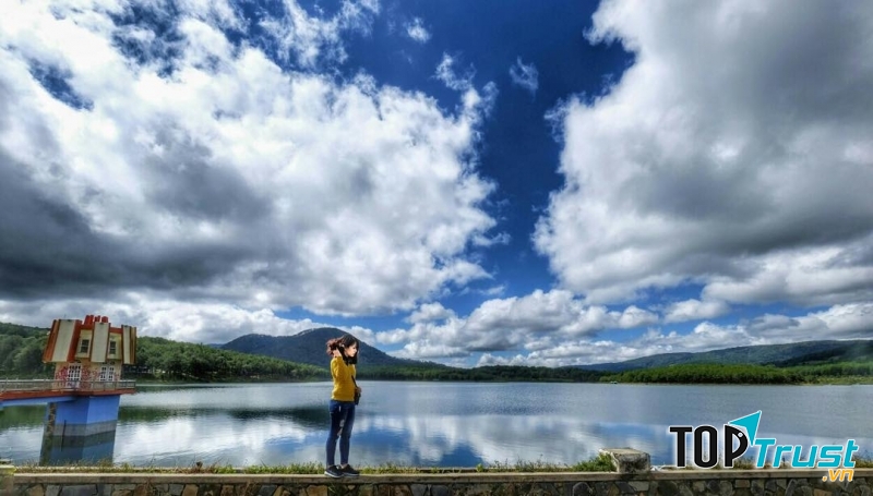 Làn nước trong xanh như mặt gương phản chiếu bầu trời