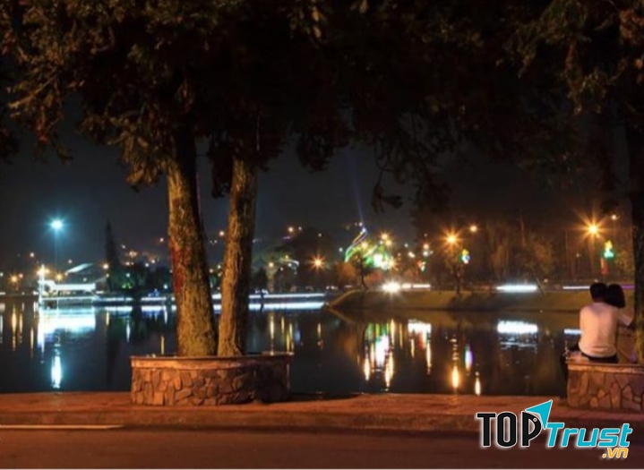 Hồ Xuân Hương về đêm