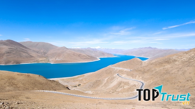 Hồ Yamrok Tso có vẻ đẹp diễm lệ đầy ma mị