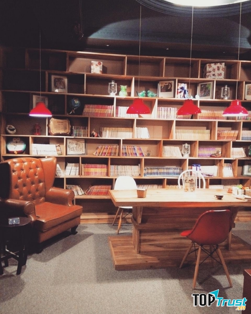 Hoa 10 Giờ - Floral & Book Cafe