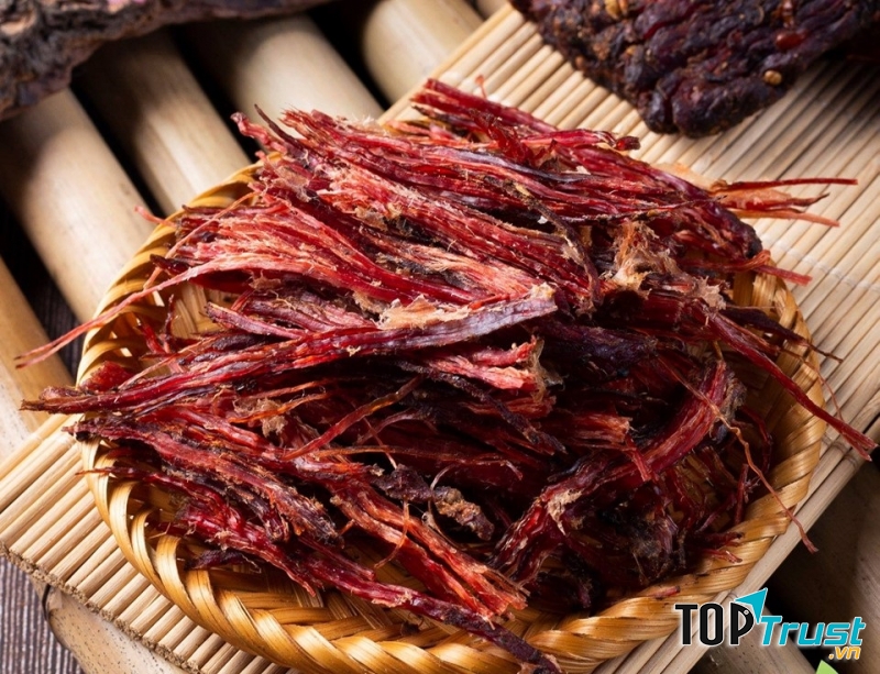 Thịt bò gác bếp được tẩm ướp kĩ lưỡng