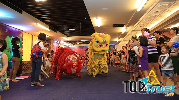 Sử dụng dịch vụ tổ chức Trung thu trọn gói của Hòa Bình Group, doanh nghiệp sẽ có một không gian lễ hội Trung thu vừa lung linh hiện đại vừa mang đậm phong vị của tết Trung thu truyền thống