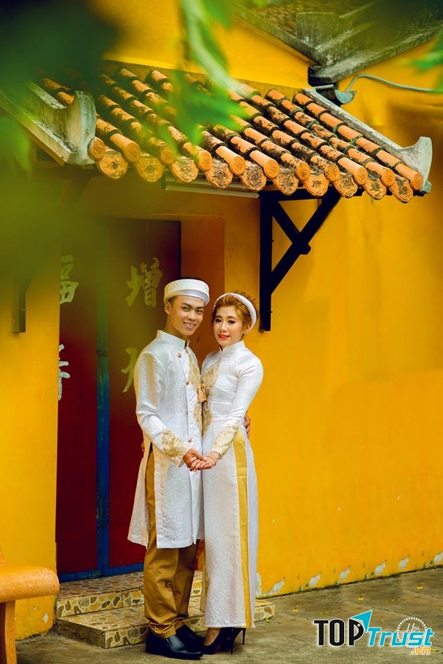 Áo dài cưới tái Hoa Cưới Studio rất đa dang về thiết kế, từ các mẫu áo dài cổ truyền, đến áo dài cách tân