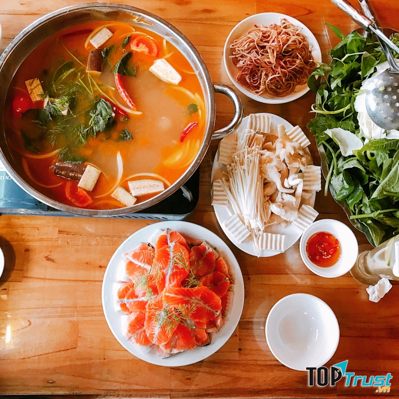 Lẩu cá hồi Hoa Đào