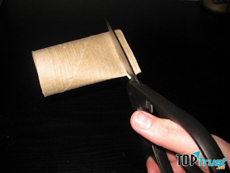 Cắt lõi giấy thành những vòng tròn nhỏ khoảng 1 cm