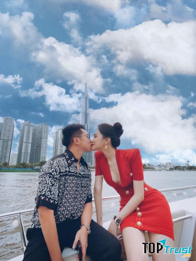 Hương Giang và Matt Liu khóa môi trên du thuyền