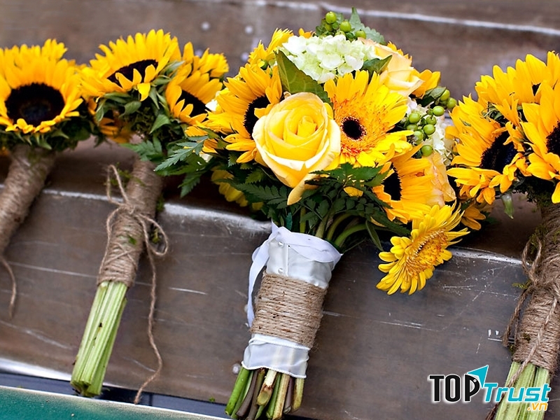 Đừng quên là gửi kèm cho cô ấy một tấm thiệp kèm theo lời nhắn nhủ yêu thương