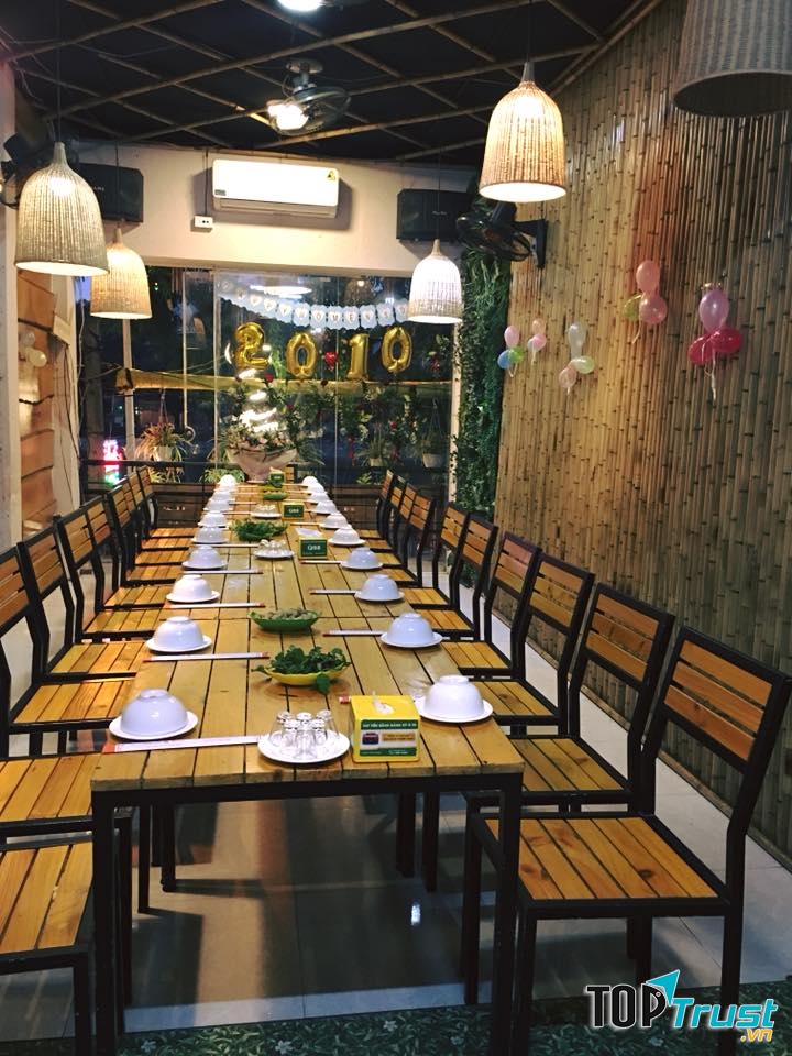 Không gian và thực đơn món ăn gây thương nhớ, nhà hàng là điểm đến thích hợp cho những bữa tiệc, họp mặt, sự kiện ấm cúng.