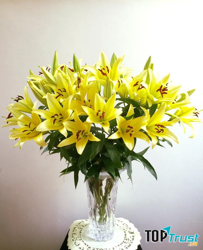 Ly vàng thích hợp với việc thờ cúng cầu may trên bàn thờ