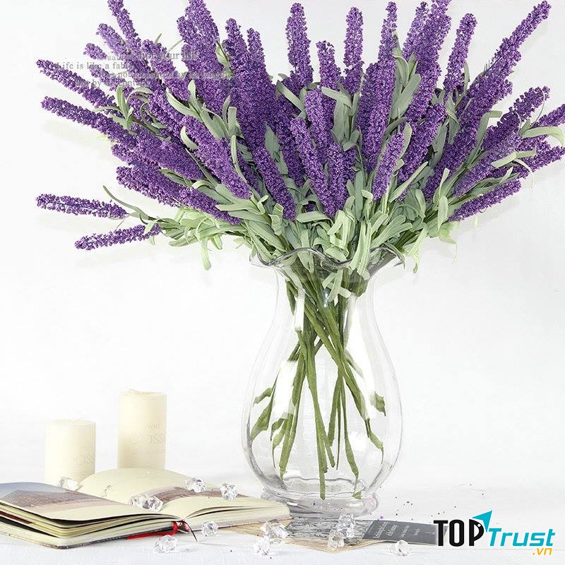 Một bình oải hương đặt bàn vô cùng sang trọng và bắt mắt