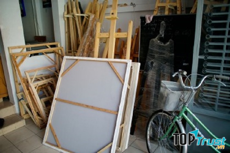 Các khung tranh, giá vẽ bày bán tại cửa hàng