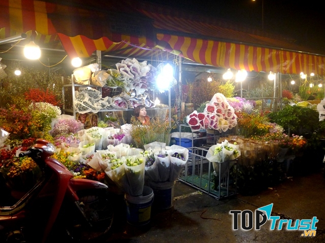 Chợ hoa Quảng Bá về sáng