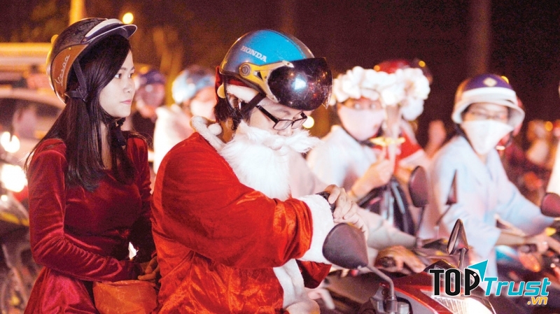 Tạo bất ngờ cho người mình yêu bằng cách đóng giả thành ông già noel