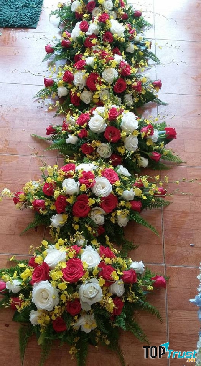 Hoa đặt bàn hội nghị