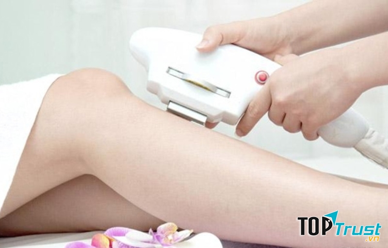 Khách hàng trải nghiệm dịch vụ triệt lông tại Hoa Vy spa