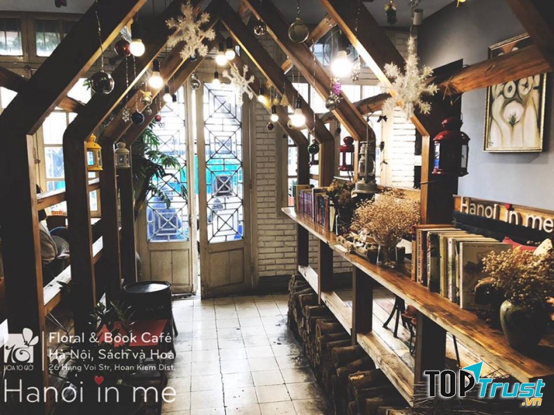 Hoa10Giờ Floral & Book Café - Hà Nội, Sách và Hoa