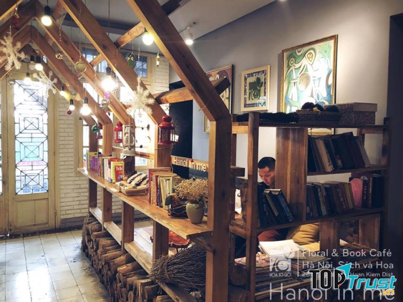 Hoa10Giờ Floral & Book Café - Hà Nội, Sách và Hoa