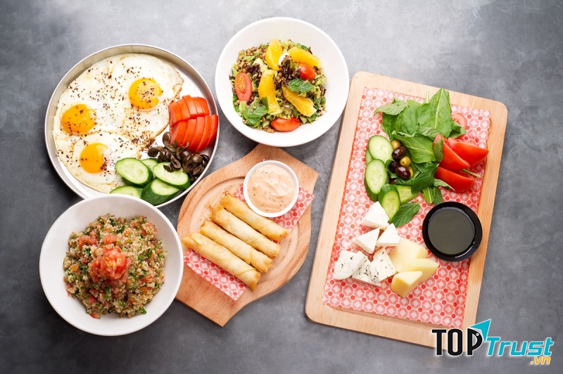 Để đảm bảo dinh dưỡng, các bé cần phải được cung cấp đầy các chất đạm, đường, mỡ, khoáng chất, vi chất, …