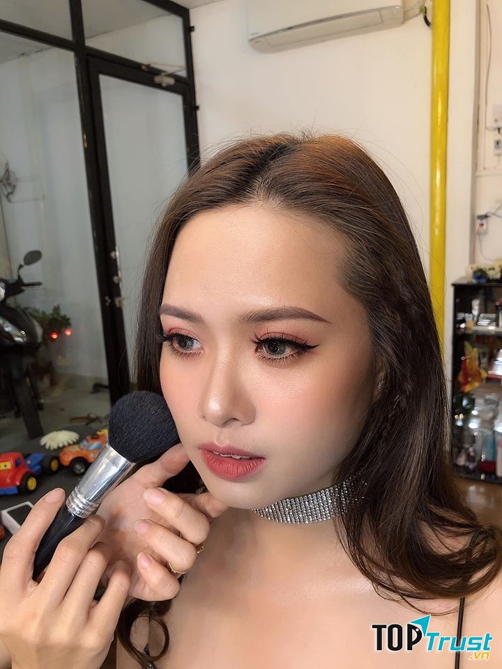 Hoàng Dung Makeup Store