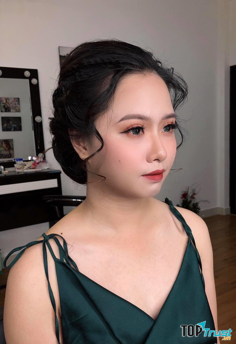 Hoàng Dung Makeup Store