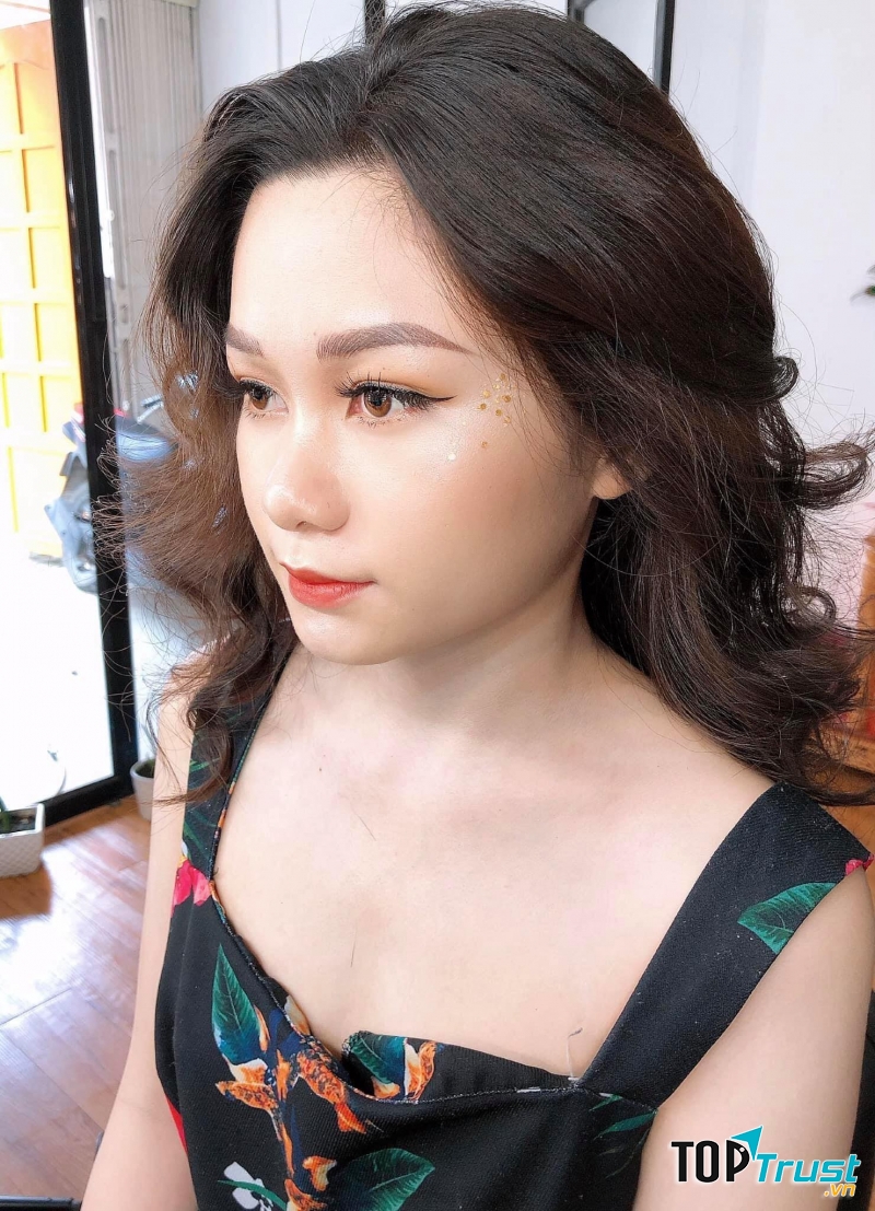 Hoàng Dung Makeup Store