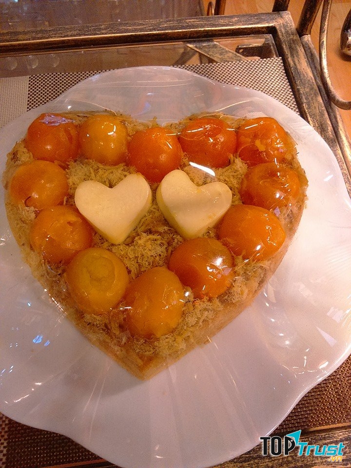 Bánh bông lan trứng muối tại Hoàng Gia Bakery