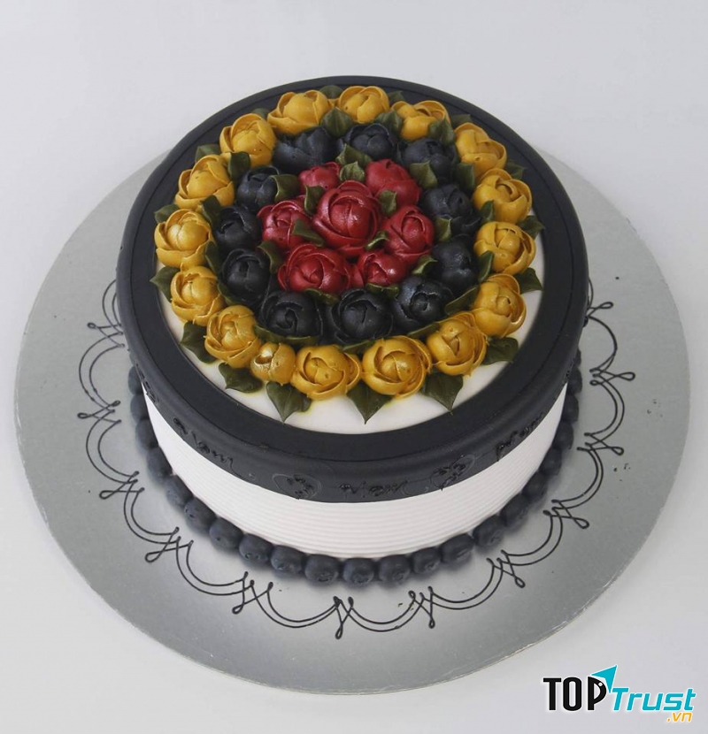 Ngoài bánh bông lan trứng muối thì Hoàng Gia Bakery còn có nhiều mẫu bánh sinh nhật đẹp mắt, hấp dẫn