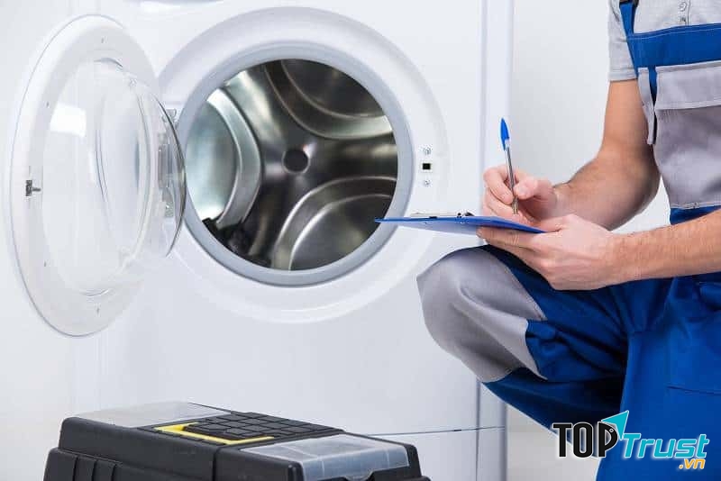 Nhân viên đến tận nhà ghi nhận thông tin và tiến hành sửa chữa (ảnh minh họa)