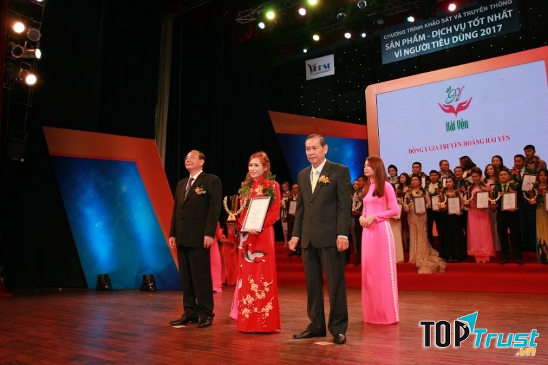 Đại diện Nhà thuốc Hoàng Hải Yến nhận Chứng nhận và Cúp vàng của chương trình