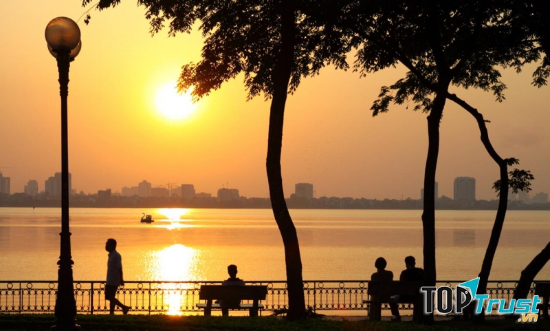 Hoàng hôn trên Hồ Tây