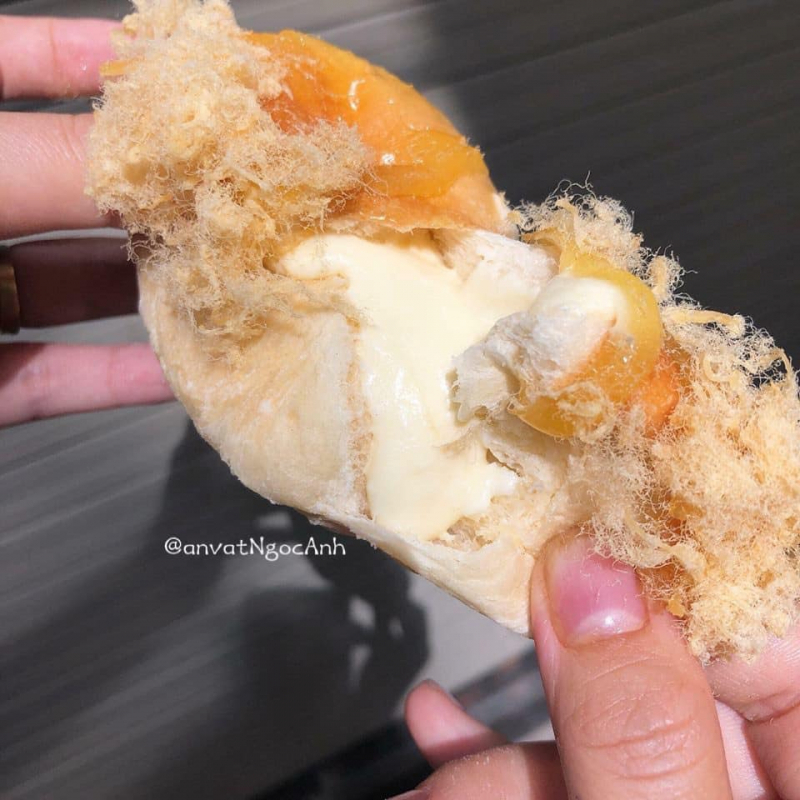 Bánh mì phô mai tan chảy thơm ngon, hấp dẫn