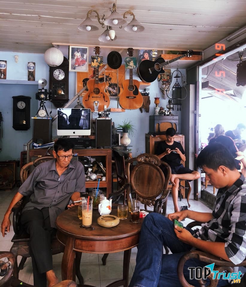 Không gian tại Hoàng Râu Café tràn ngập đồ cổ do chính chủ quán sưu tầm