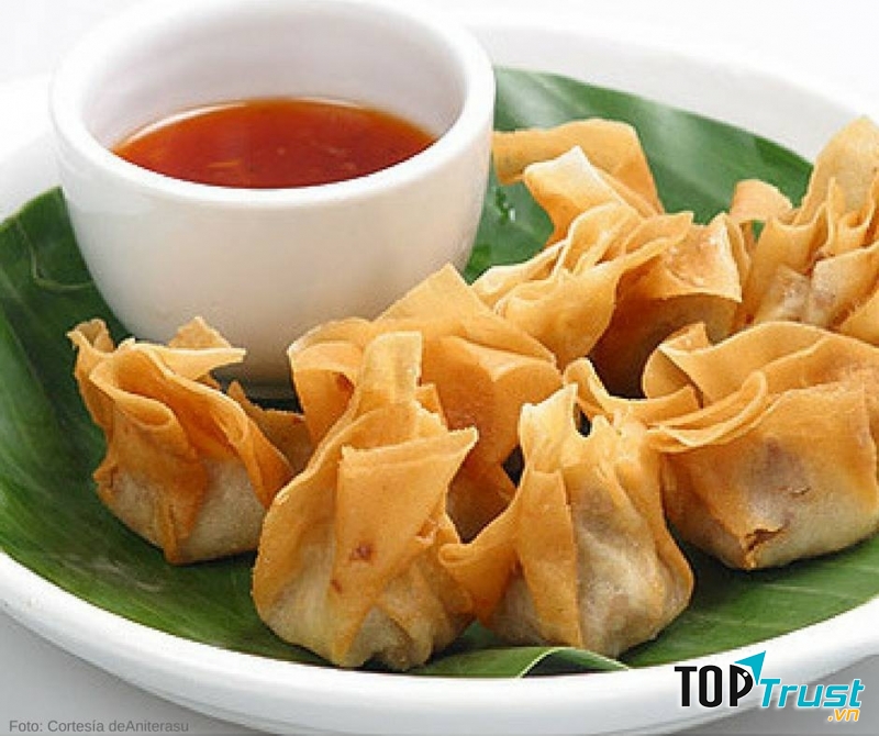 Hoành thánh chiên giòn thưởng thức cùng nước chấm đặc trưng