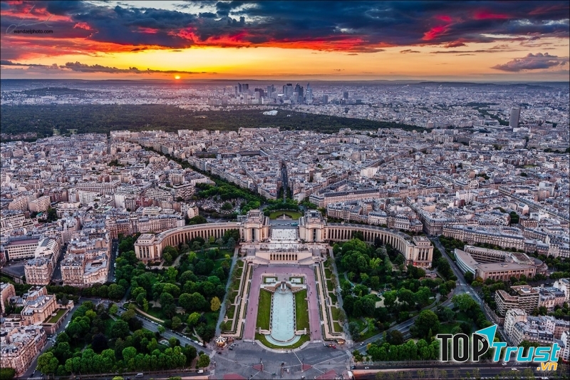 Các trường và cơ sở đào tạo cũng có các học bổng phù hợp