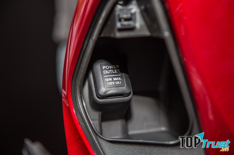 Hốc để đồ trước có cổng sạc 12V
