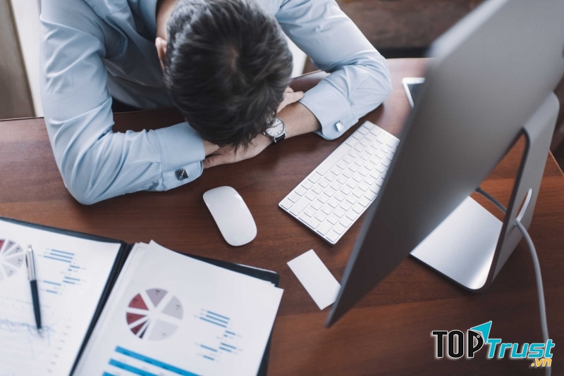 Stress vì bị tủ đè - Ảnh: Internet